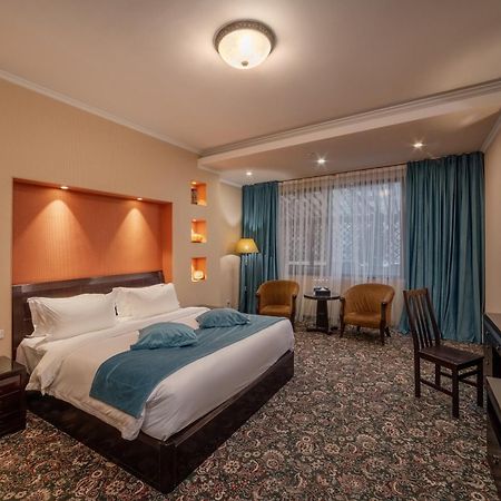 Hotel Jannat Regency à Bichkek Extérieur photo