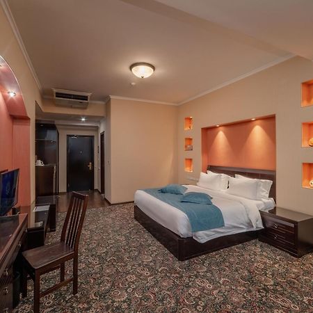 Hotel Jannat Regency à Bichkek Extérieur photo