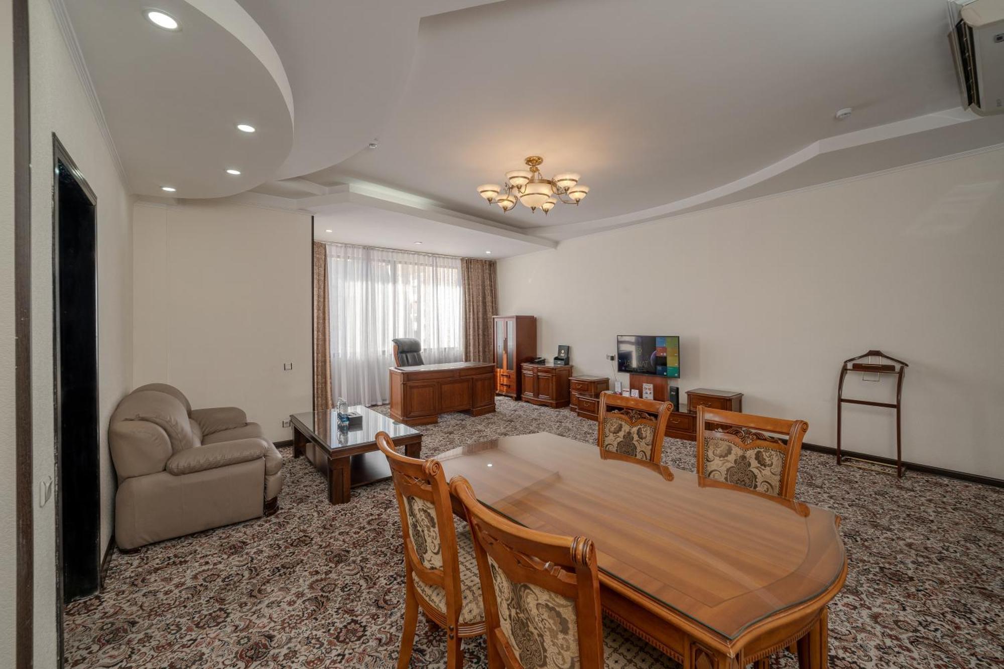 Hotel Jannat Regency à Bichkek Extérieur photo
