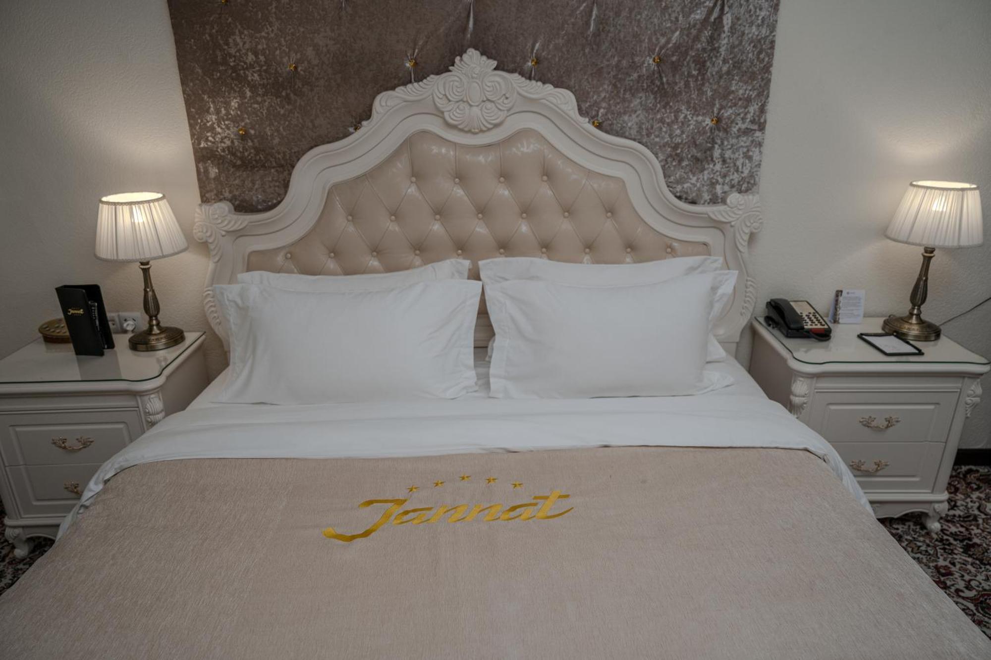 Hotel Jannat Regency à Bichkek Extérieur photo