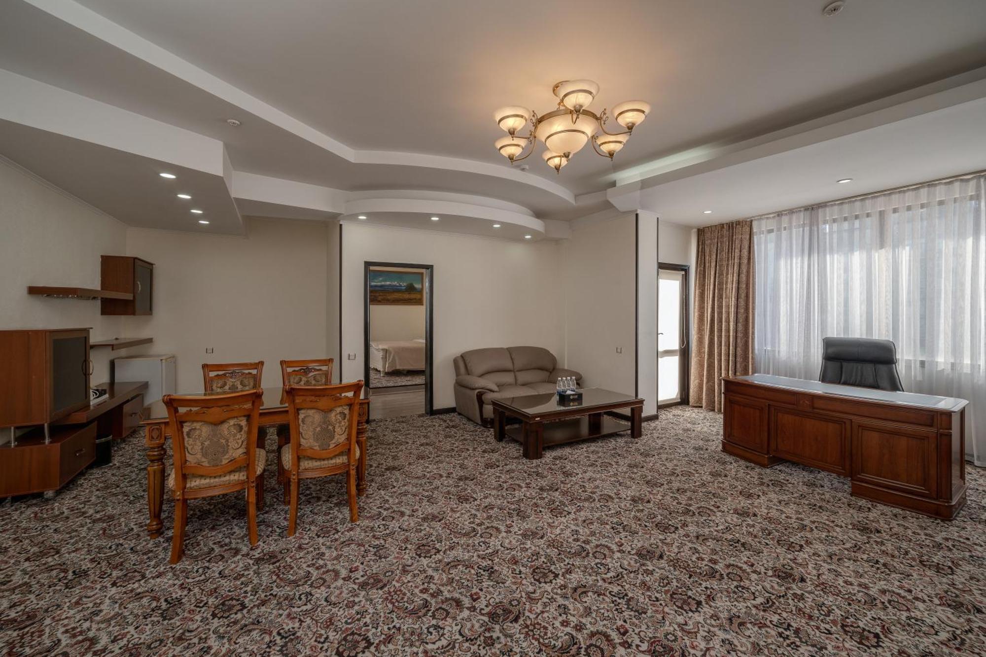 Hotel Jannat Regency à Bichkek Extérieur photo