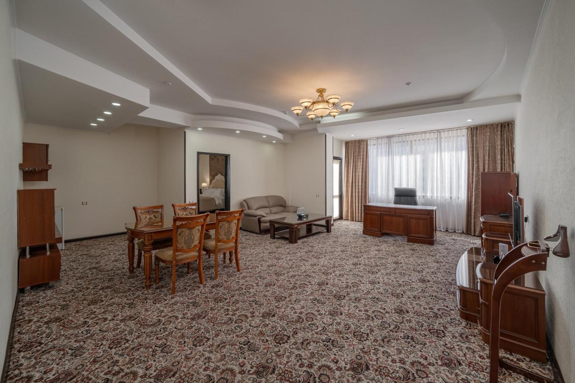 Hotel Jannat Regency à Bichkek Extérieur photo