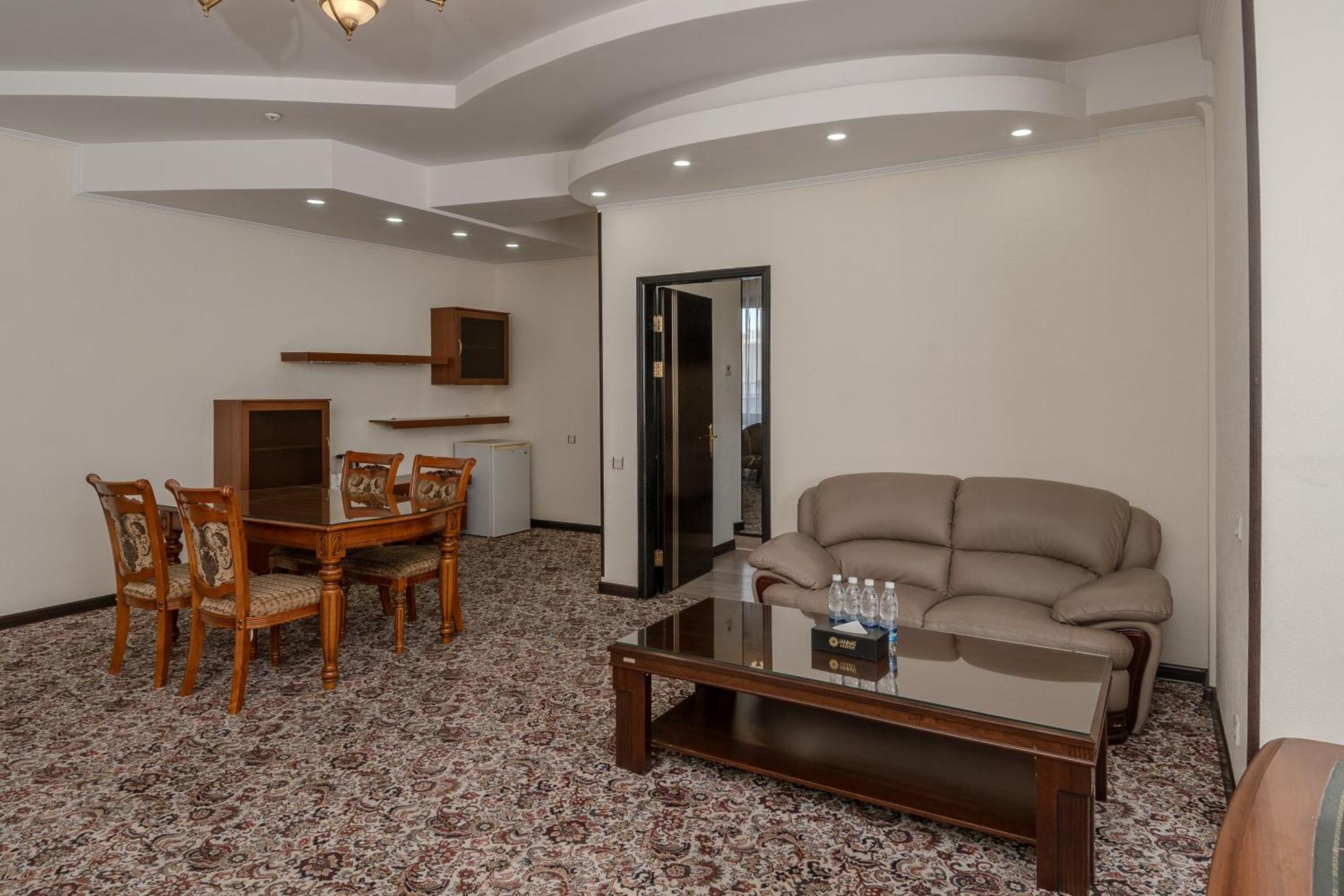 Hotel Jannat Regency à Bichkek Extérieur photo