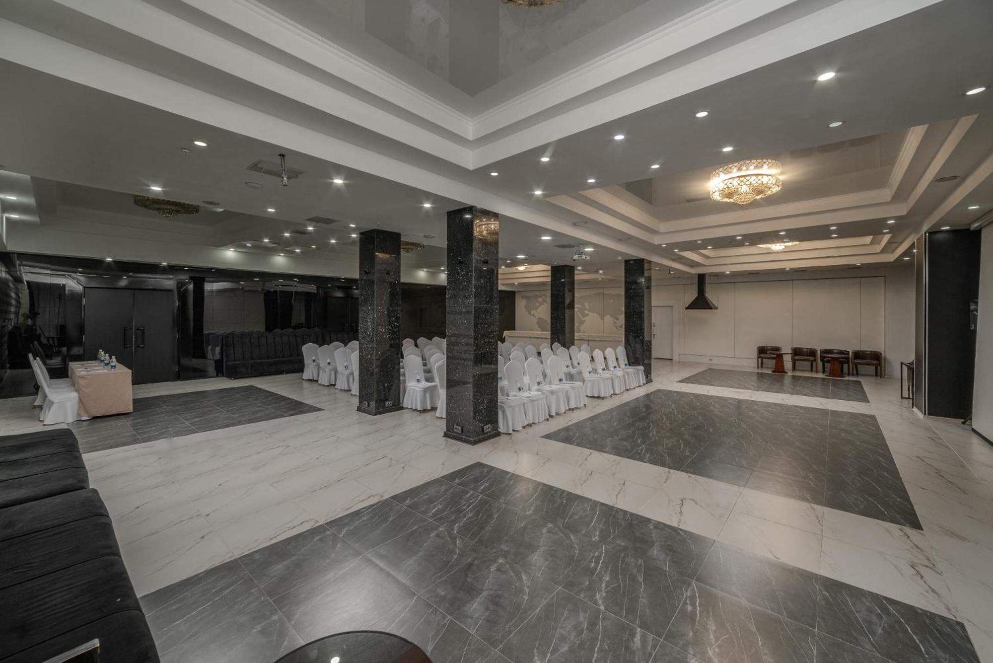 Hotel Jannat Regency à Bichkek Extérieur photo