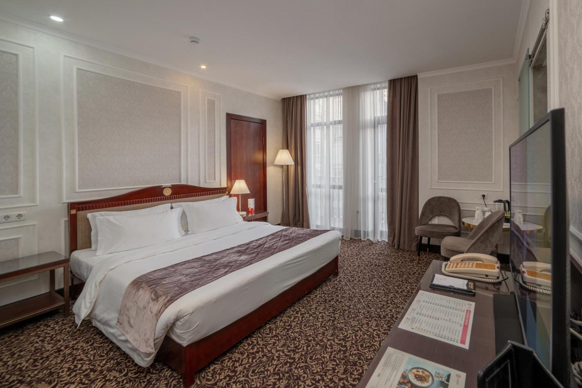 Hotel Jannat Regency à Bichkek Extérieur photo