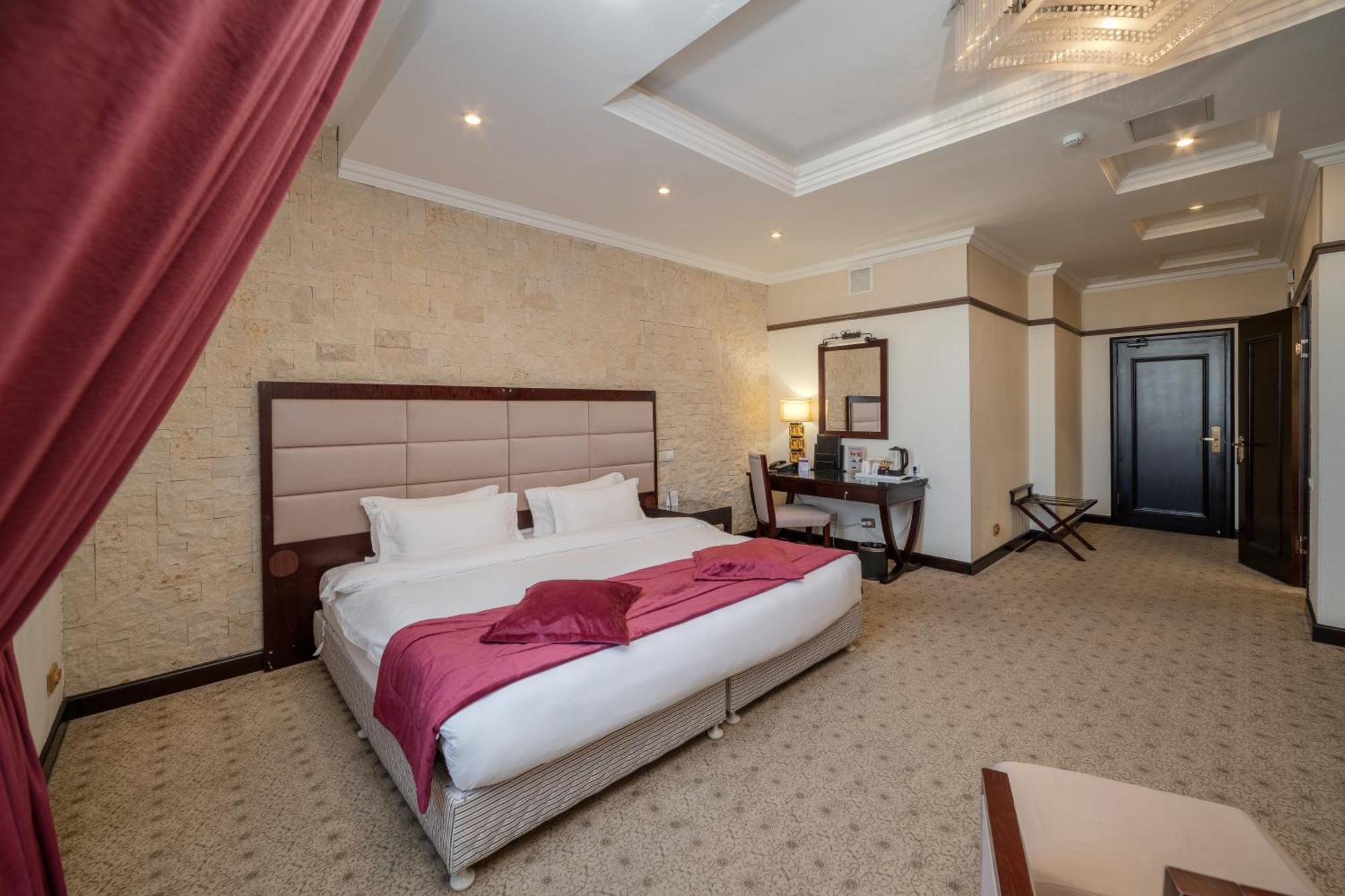Hotel Jannat Regency à Bichkek Extérieur photo
