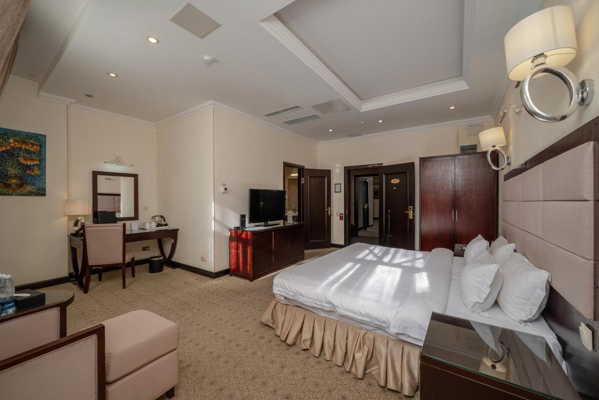 Hotel Jannat Regency à Bichkek Extérieur photo