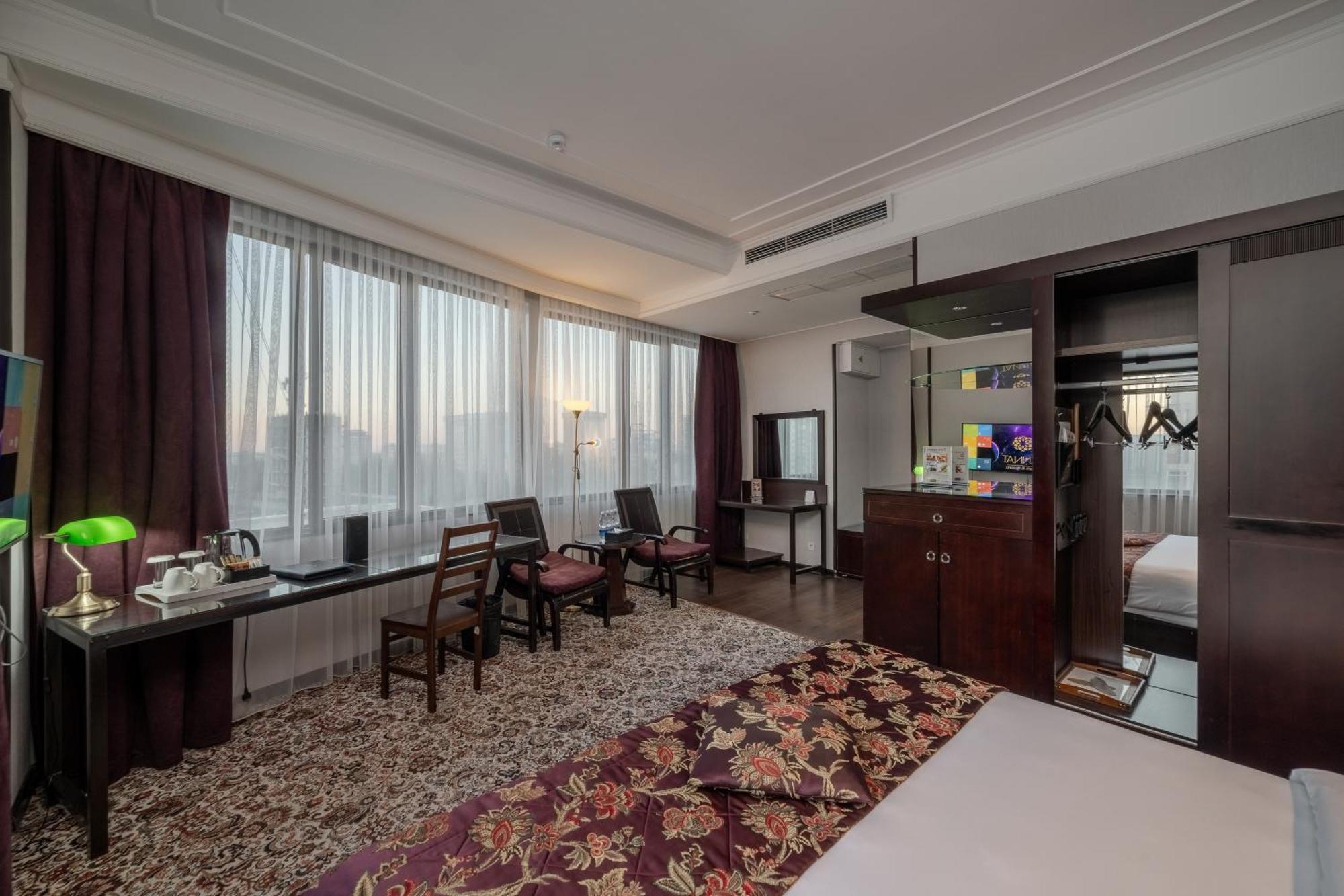 Hotel Jannat Regency à Bichkek Extérieur photo