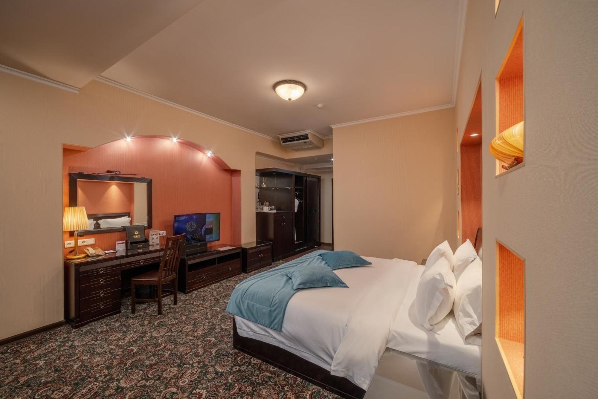 Hotel Jannat Regency à Bichkek Extérieur photo