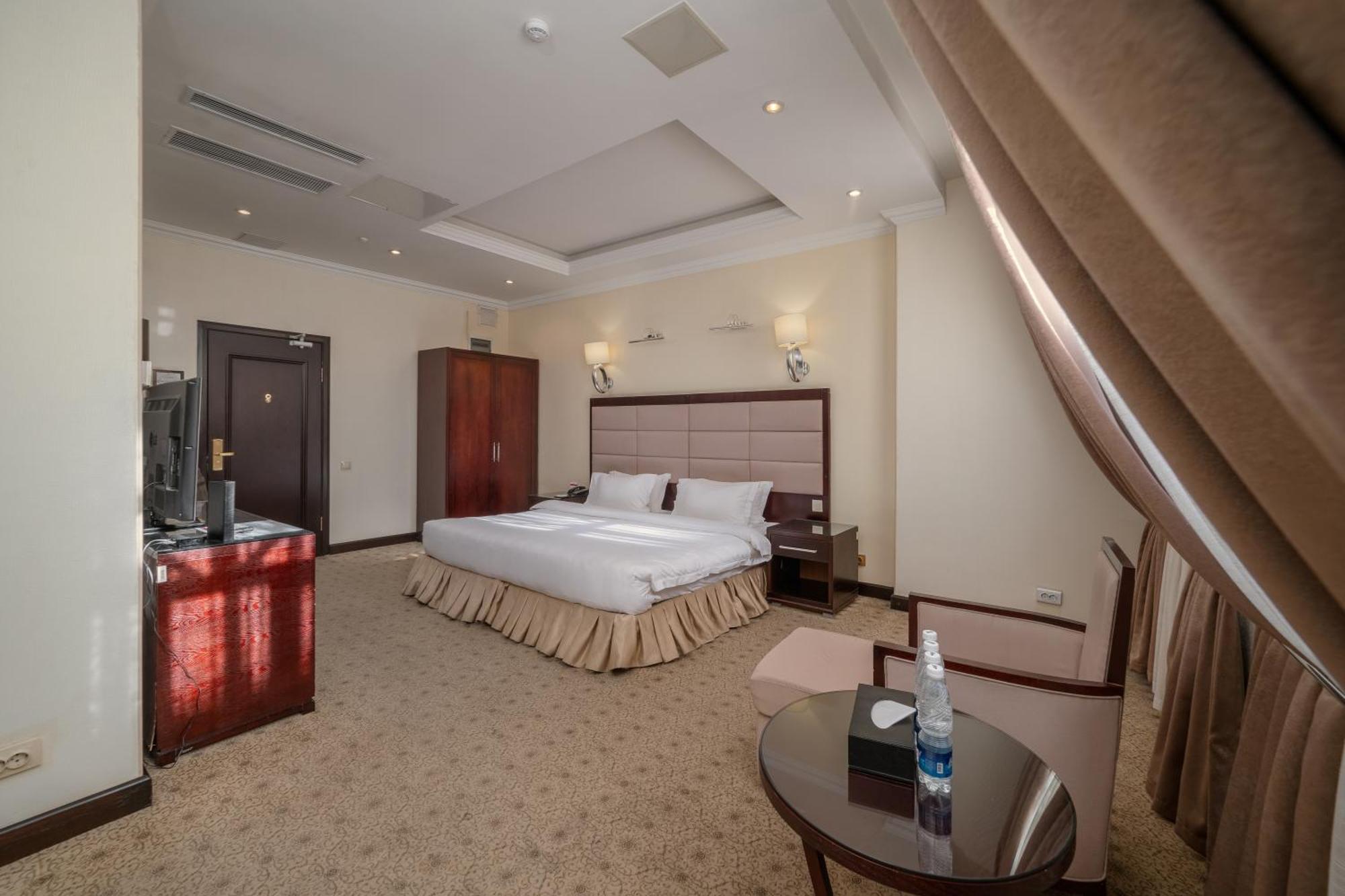 Hotel Jannat Regency à Bichkek Extérieur photo