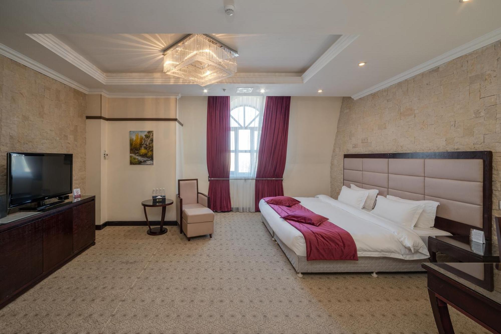 Hotel Jannat Regency à Bichkek Extérieur photo